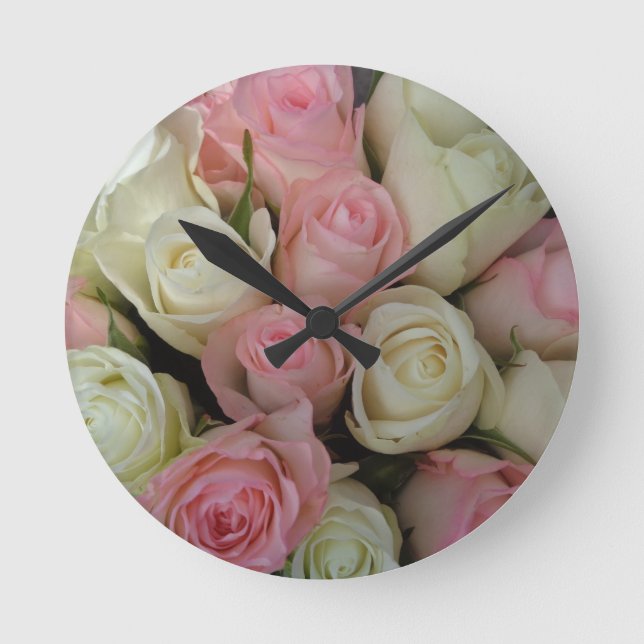 Schöner rosa weißer Rosen-Blumen-Blumenstrauß Runde Wanduhr (Vorderseite)
