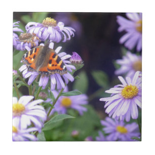 Schöner Schmetterling auf Blume Fliese