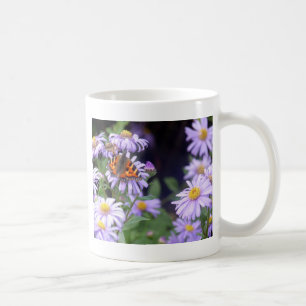 Schöner Schmetterling auf Blume Kaffeetasse