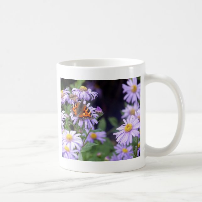Schöner Schmetterling auf Blume Kaffeetasse (Rechts)