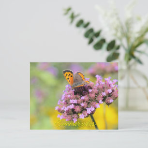 Schöner Schmetterling auf Blumen Feiertagspostkarte
