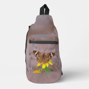 Schöner Schmetterling auf der Gelben Blume Crossbody Bag