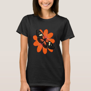 Schöner Schmetterling auf einer Blume Design Schme T-Shirt