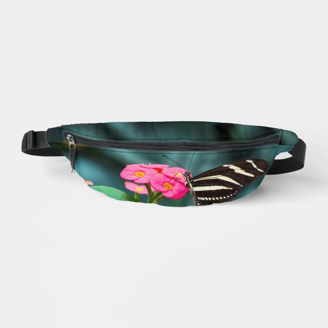 Schöner Schmetterling auf rosa Blume Bauchtasche (Vorderseite)