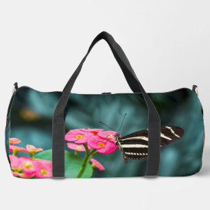 Schöner Schmetterling auf rosa Blume Duffle Bag