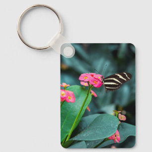 Schöner Schmetterling auf rosa Blume Schlüsselanhänger
