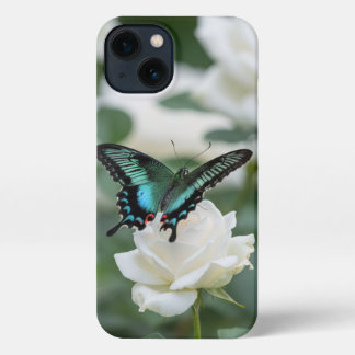 Schöner Schmetterling und weiße Rosen iPhone 13 Hülle
