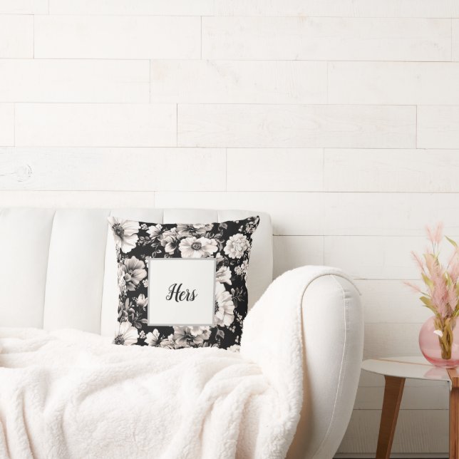 Schöner schwarzer und leichter Sepiaton floral Kissen (Liege)