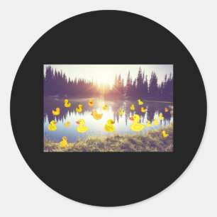 Schöner See im Sonnenaufgang mit Plastiktüte Runder Aufkleber