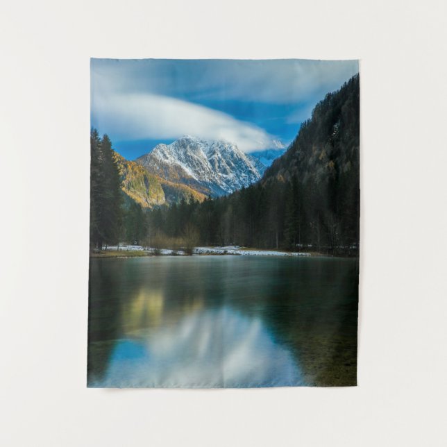 Schöner See mit Bergen Zgornje Jezersko Wandteppich (Vorderseite)