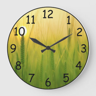 Schöner Sonnenaufgang an der Barley Field Wall Uhr