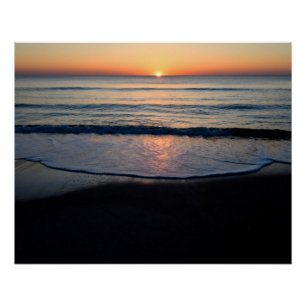 Schöner Sonnenaufgang über dem Meer Poster