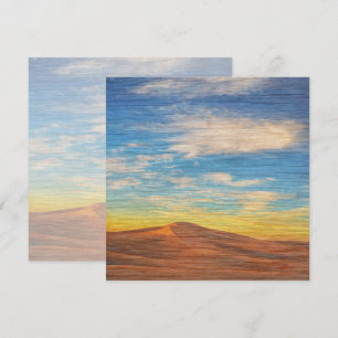 Schöner Sonnenaufgang über Sanddünen auf Holzmaser Karte