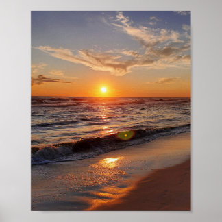 Schöner Sonnenuntergang am Strand Poster