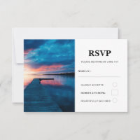 Schöner Sonnenuntergang auf einem ruhigen See Hoch