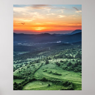 Schöner Sonnenuntergang hinter grünen Feldern Poster