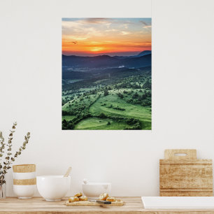 Schöner Sonnenuntergang hinter grünen Feldern Poster
