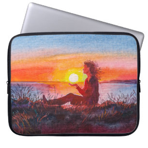 Schöner Sonnenuntergang im Ozean. Portrait junger Laptopschutzhülle