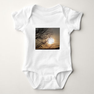 Schöner Sonnenuntergang mit Zweigen Baby Strampler