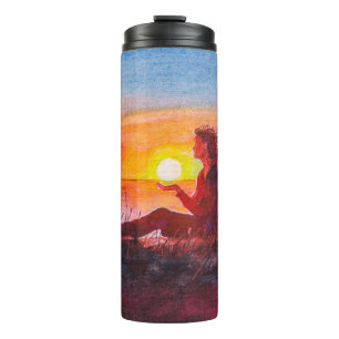 Schöner Sonnenuntergang über dem Ozean. Porträt ei Thermosbecher