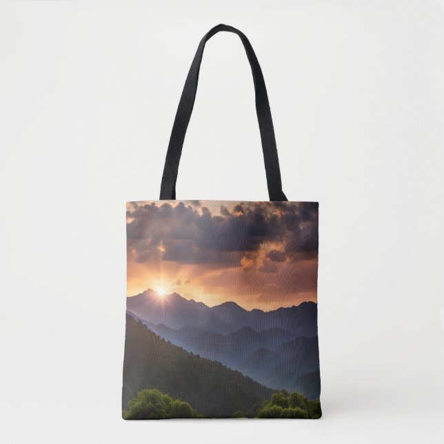 Schöner Sonnenuntergang über den Bergen (Vorderseite)