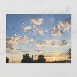 Schöner Sonnenuntergang und Wolken Postkarte
