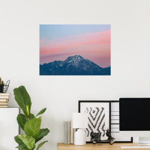 Schöner Sonnenuntergangshimmel über dem Berg Storž Poster