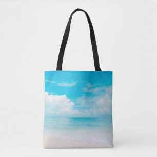 Schöner tropischer Strand mit blauem Himmel und we