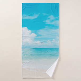 Schöner tropischer Strand mit blauem Himmel und we Badehandtuch