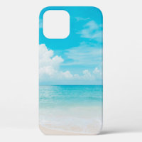 Schöner tropischer Strand mit blauem Himmel und we