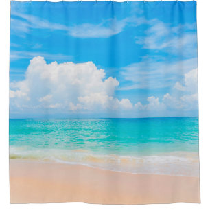 Schöner tropischer Strand mit blauem Himmel und we Duschvorhang