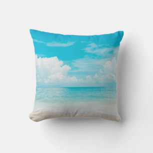 Schöner tropischer Strand mit blauem Himmel und we Kissen