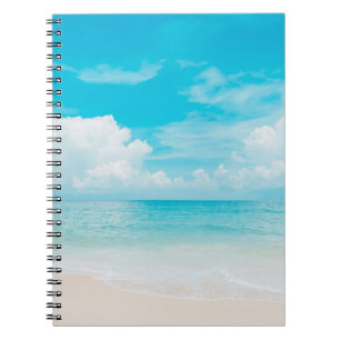 Schöner tropischer Strand mit blauem Himmel und we Notizblock