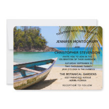 Schöner tropischer Strand mit einer Rowboat-Hochze