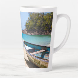 Schöner tropischer Strand mit Rowboat Milchtasse