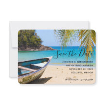 Schöner tropischer Strand mit Rowboat