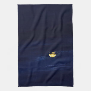 Schöner Vollmond in den blauen Mitternachtswolken Geschirrtuch