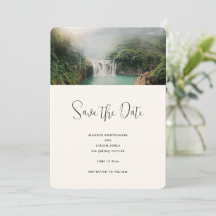 Schöner Wasserfall bei einer Hochzeit im Grünen Save The Date