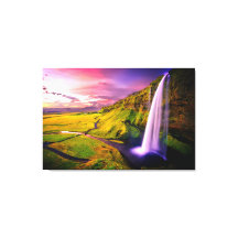 Schöner Wasserfall bei Sonnenuntergang Naturfotogr