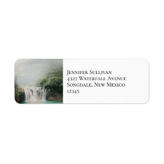 Schöner Wasserfall im Bergwald