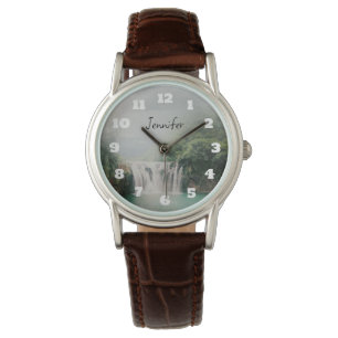 Schöner Wasserfall im Bergwald Armbanduhr