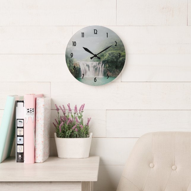 Schöner Wasserfall im Bergwald Große Wanduhr (Lesesaal)