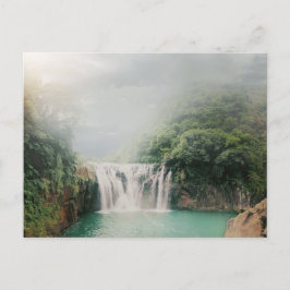 Schöner Wasserfall im Bergwald Postkarte