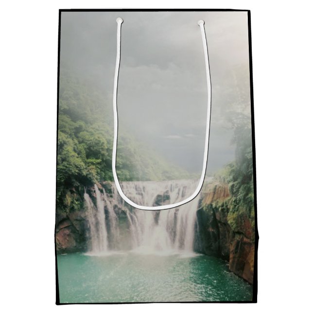 Schöner Wasserfall im Grünen Mittlere Geschenktüte (Rückseite)