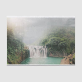 Schöner Wasserfall im Grünen Seidenpapier
