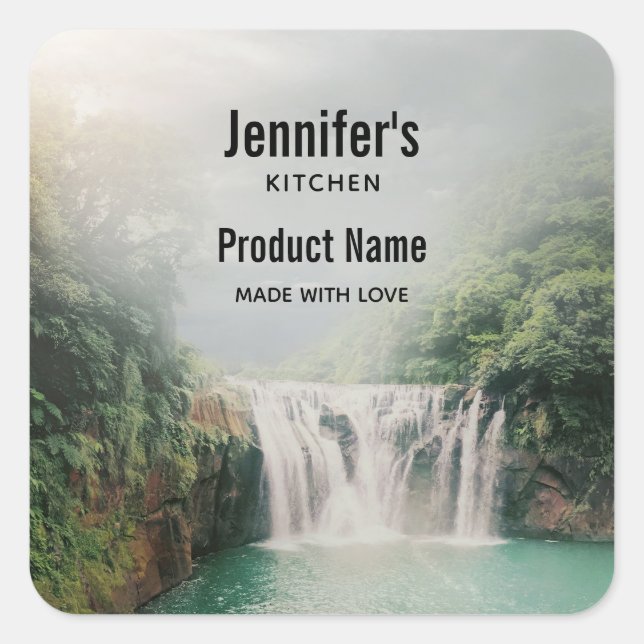 Schöner Wasserfall in einem Bergwald Küche Quadratischer Aufkleber (Vorderseite)