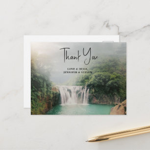Schöner Wasserfall neben einem üppigen grünen Wald Postkarte