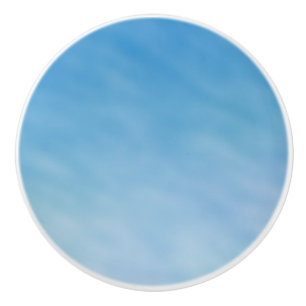 Schöner, weicher blauer Himmel mit träumerischen W Keramikknauf