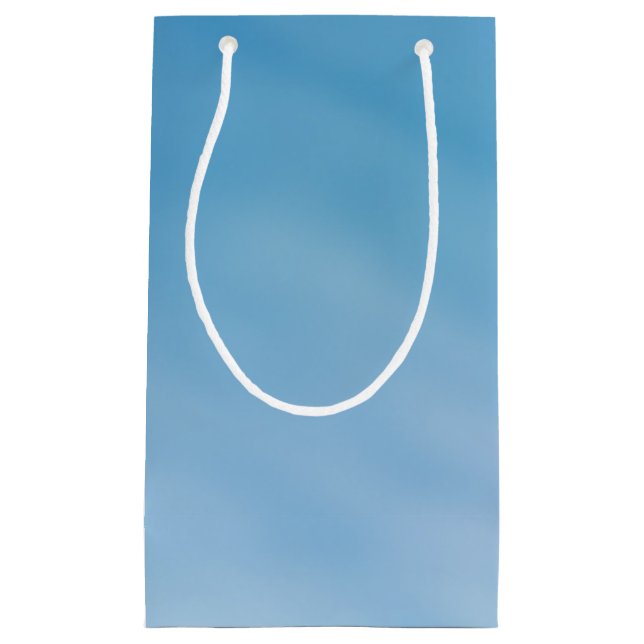 Schöner, weicher blauer Himmel mit traumhaften Wol Kleine Geschenktüte (Vorderseite)
