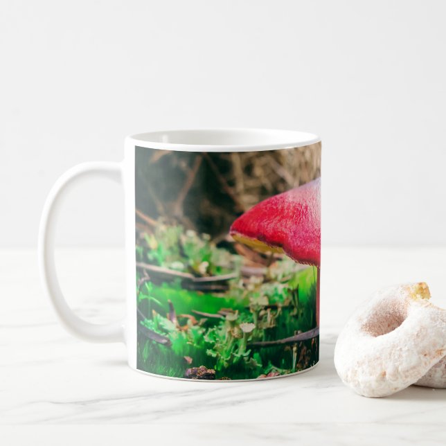Schöner Wildpilz auf einem Herbstfeld Kaffeetasse (Mit Donut)